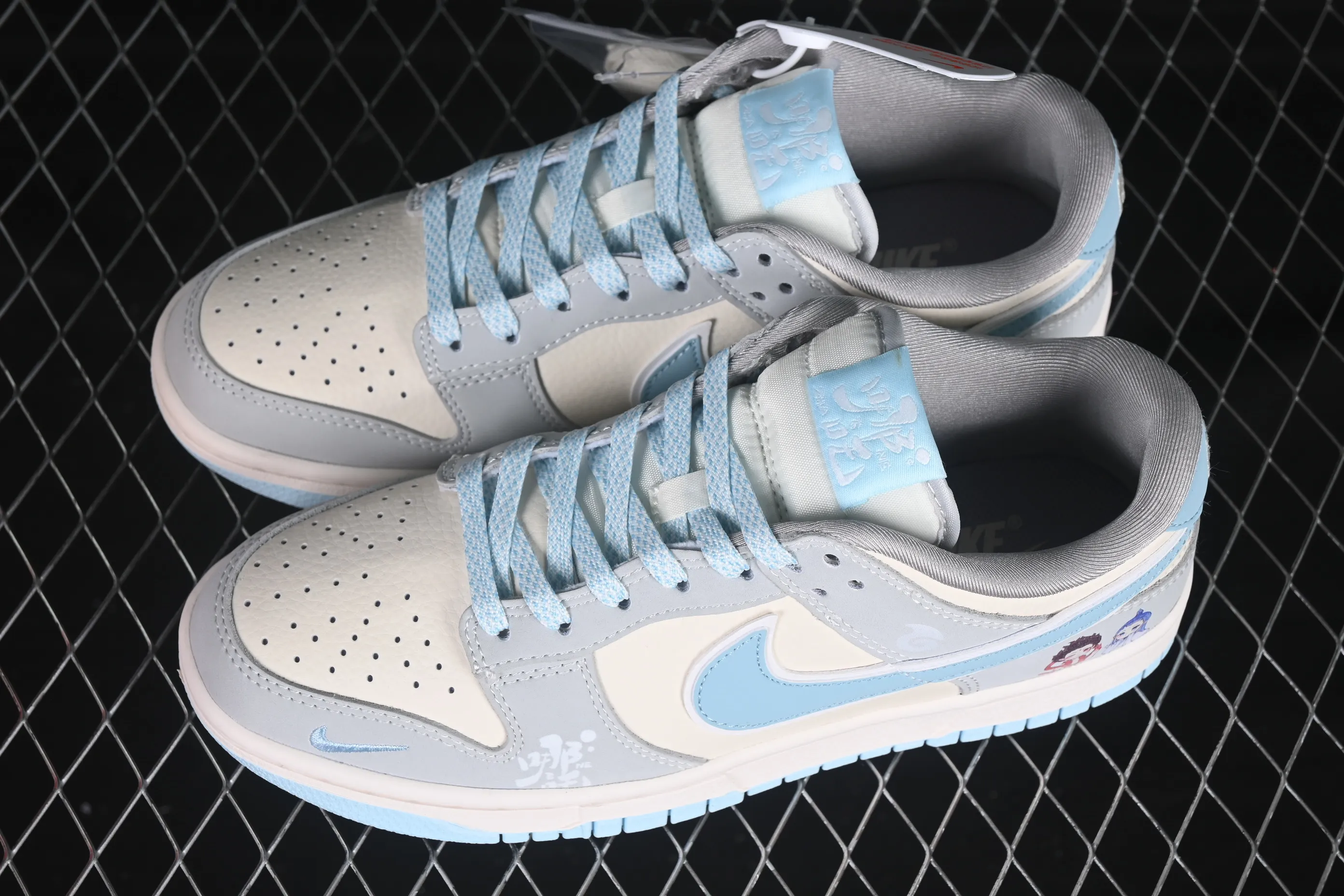 All categories Nk SB Dunk Series Nk SB Dunk Low High-end customized low-top sneakers Nk SB Dunk Low Nezha series Gray white and blue hook Anniversary high-end customized low-top casual sneakers LW1818-114